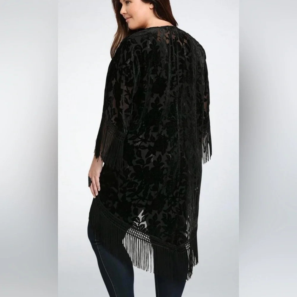 Torrid Women’s Black Velvet Floral Kimono. Size: 5/6 Plus Size. 70’s-Inspired